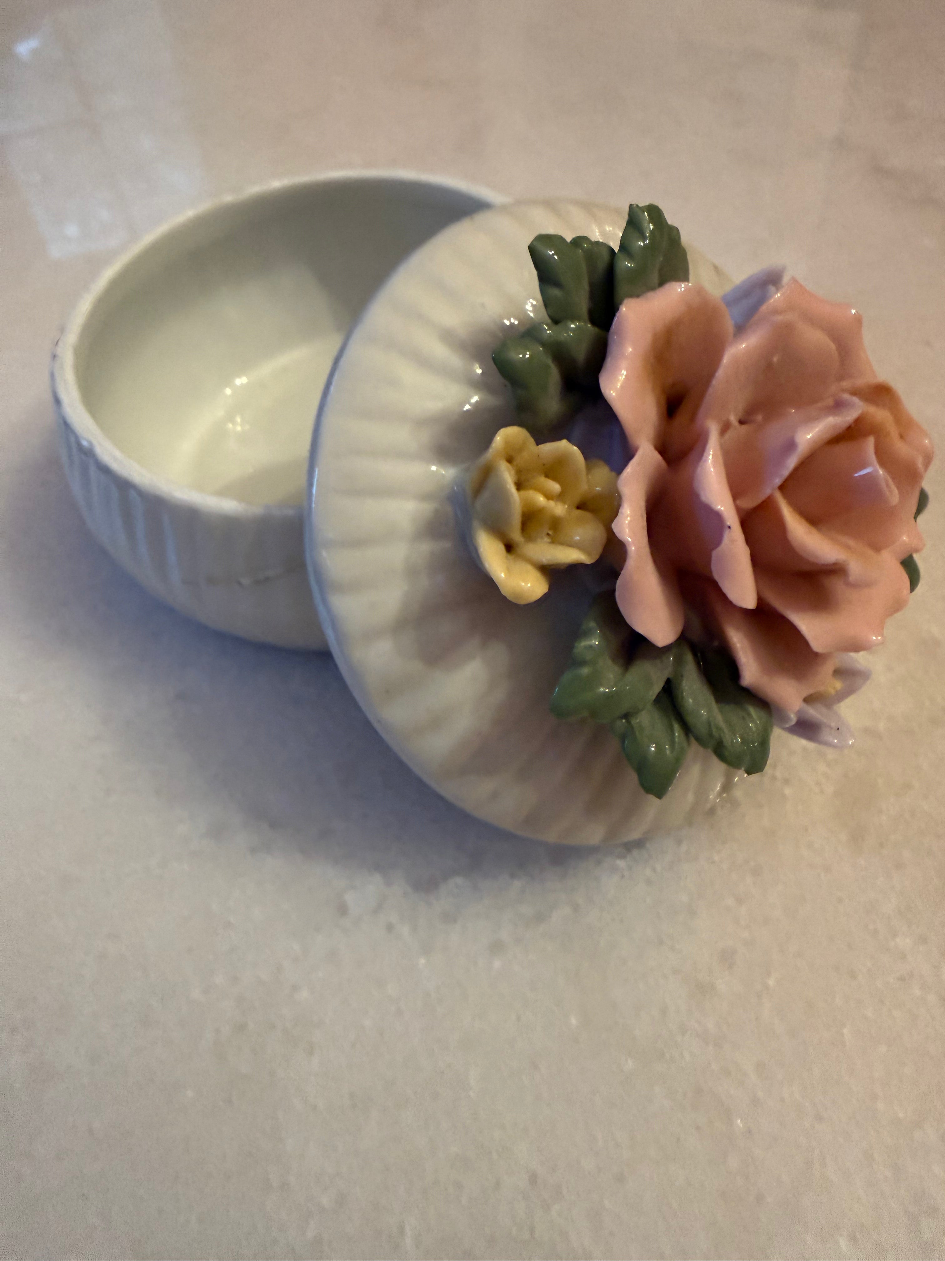 Round Floral Ceramic Trinket Box – Gold Accents, Decorative Keepsake
