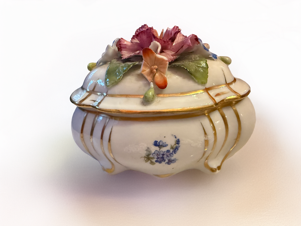 Capodimonte‑Style Floral Porcelain Trinket Box – Oval, Mid‑Century, Gold Accents