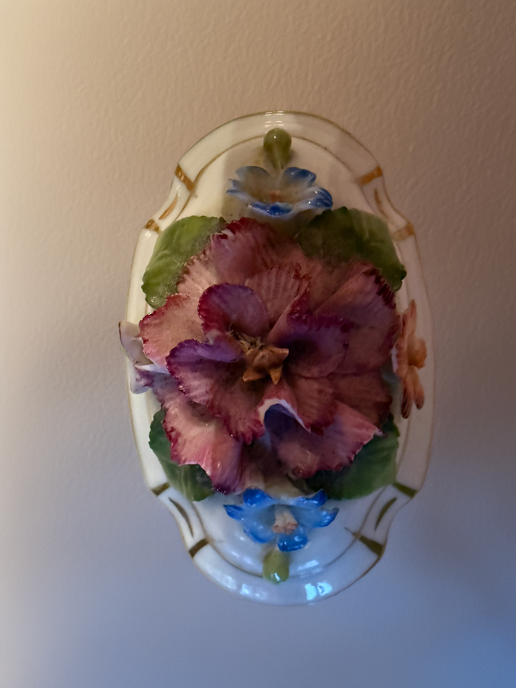 Capodimonte‑Style Floral Porcelain Trinket Box – Oval, Mid‑Century, Gold Accents